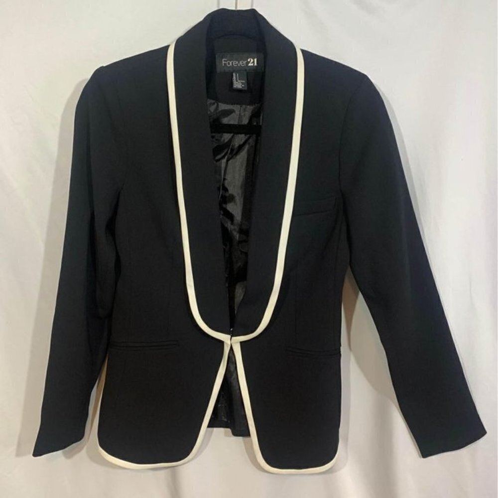 𝅺WOMAN’S blazer (black with white piping). Gorgeous shape!. Pockets. Size …